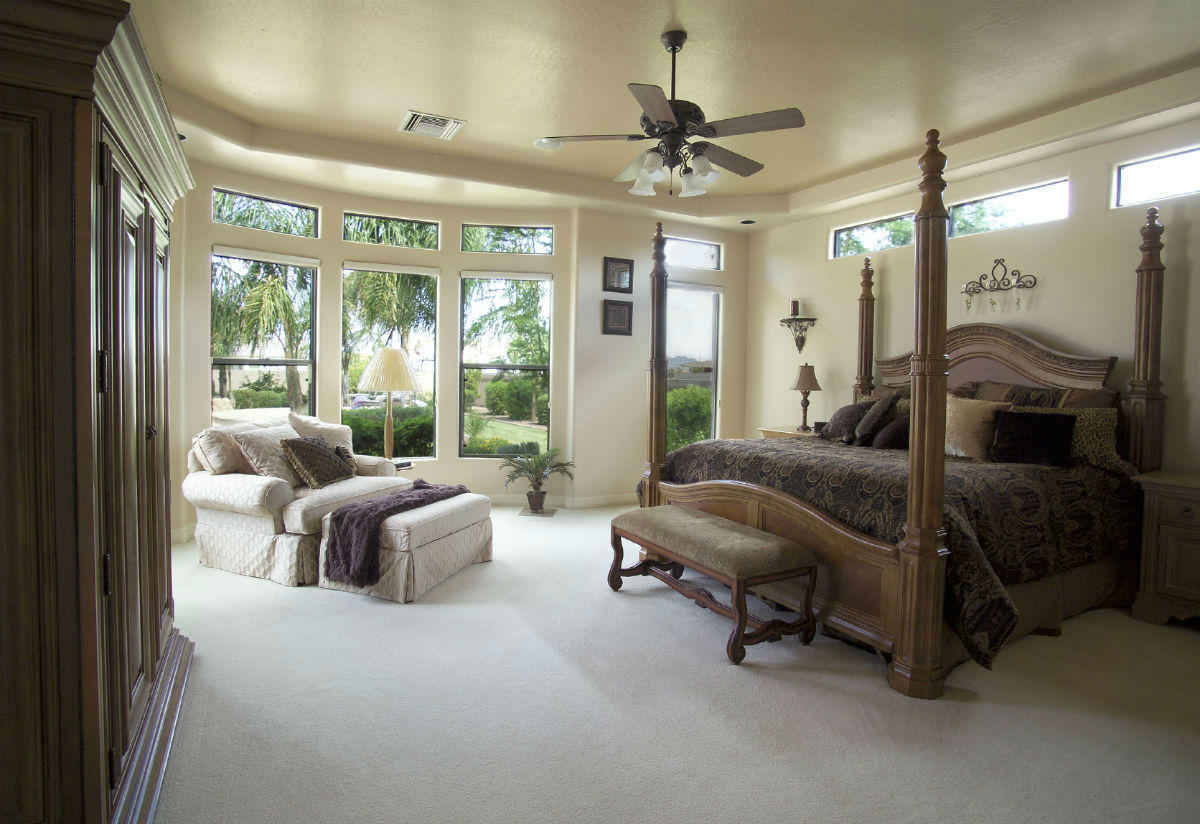 St. Louis room with ceiling fan